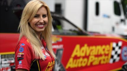 Milagro en juegos de carreras: Piloto sale ileso de una explosión