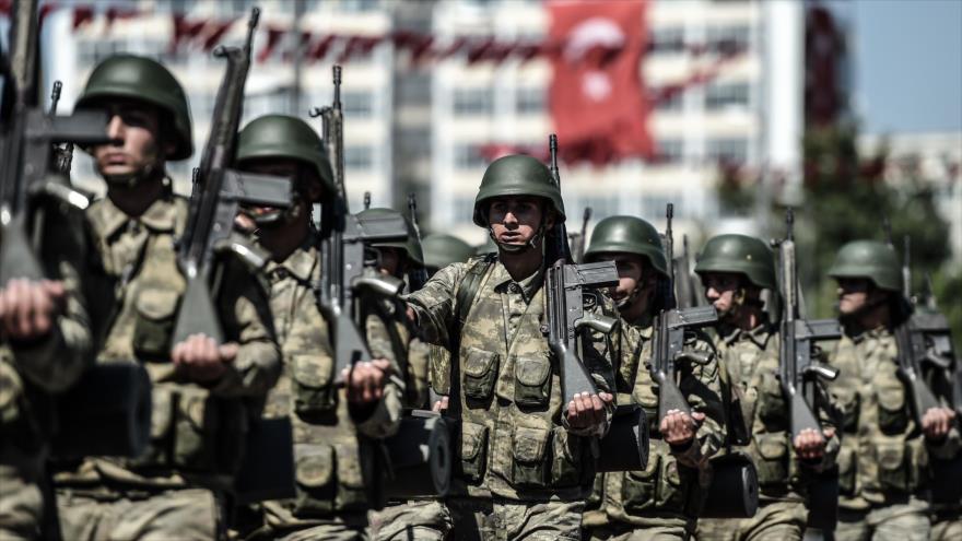 Soldados turcos durante un desfile militar en Estambul, 30 de agosto de 2015.