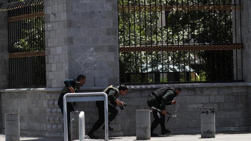 Agentes policiales iraníes desplegados fuera del Parlamento iraní en Teherán, 7 de junio de 2017.