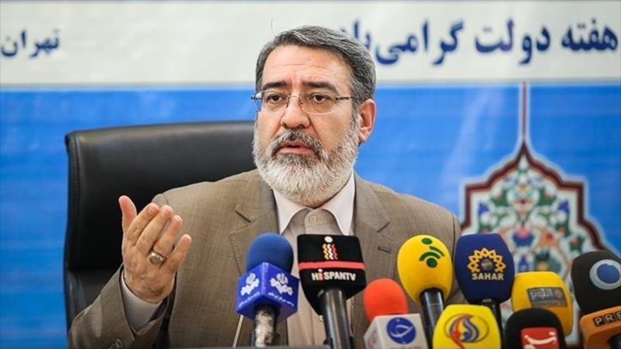 El ministro del Interior de Irán, Abdolreza Rahmani Fazli, habla en una rueda de prensa en Teherán, 28 de agosto de 2014.