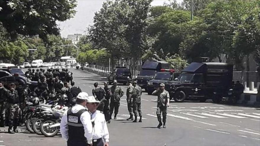 Fuerte despliegue de las fuerzas de seguridad iraníes en las afueras del Parlamento de Irán en Teherán, 7 de junio de 2017.