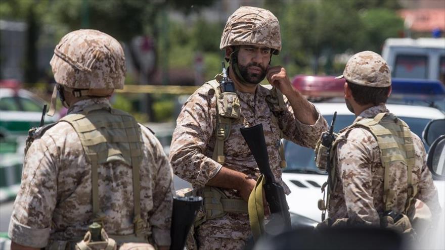 Fuerzas de seguridad iraníes desplegadas en las proximidades del Parlamento iraní en Teherán, 7 de junio de 2017.