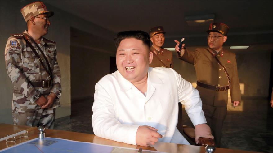 El líder norcoreano, Kim Jong-un, sonriente tras una prueba de misil balístico en una ubicación no revelada en Corea del Norte, 30 de mayo de 2017.