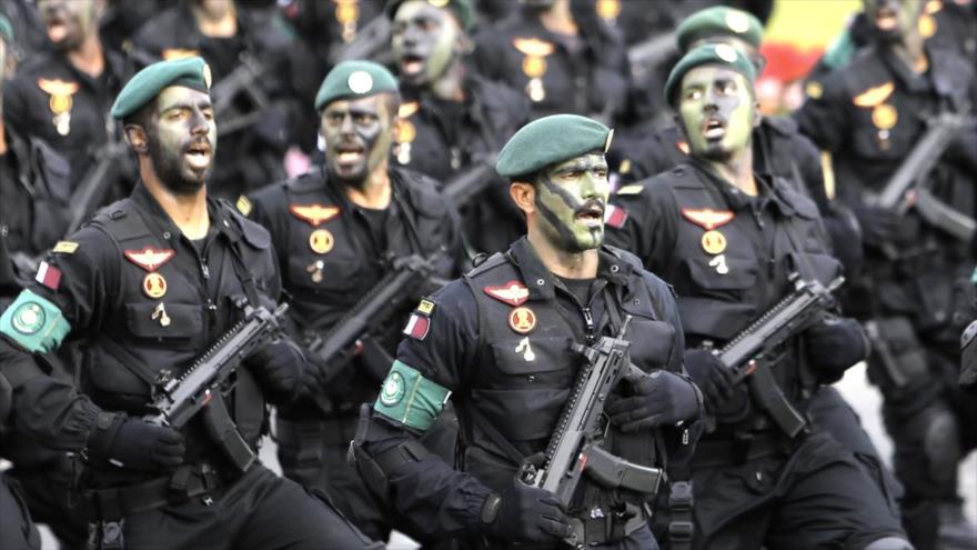 Las tropas del Ejército catarí participan en un desfile militar durante las celebraciones del Día Nacional en Doha, febrero de 2014.