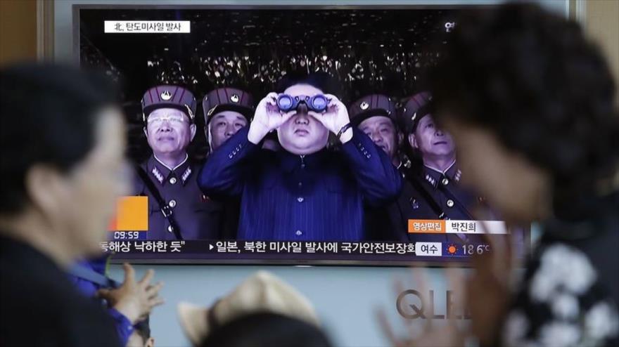 La imagen muestra a Kim Jong-un, líder de Corea del Norte, mientras observa el lanzamiento de un misil balístico hacia el mar de Japón, 14 de mayo de 2017.