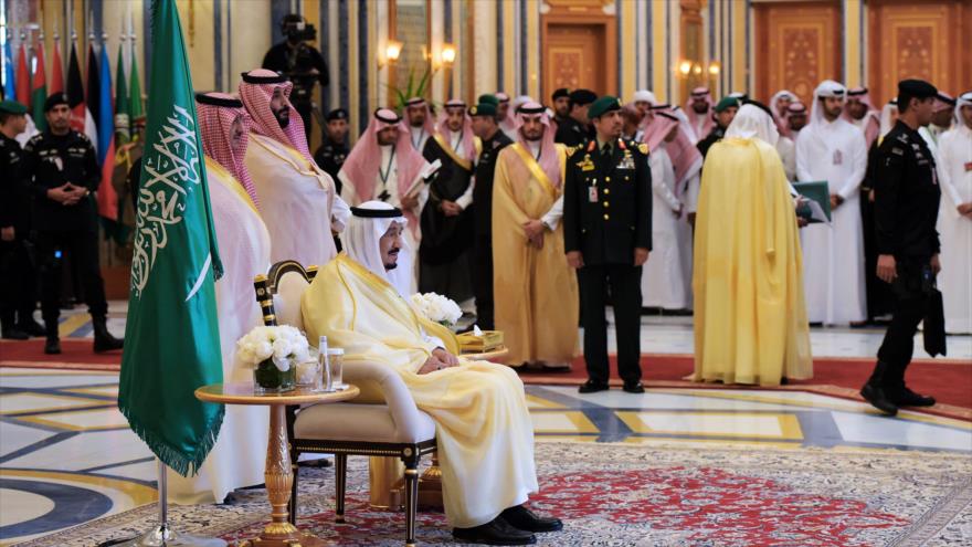 El rey saudí Salman bin Abdulaziz Al Saud espera la llegada del presidente de EE.UU., Donald Trump, a Riad, 21 de mayo 2017.