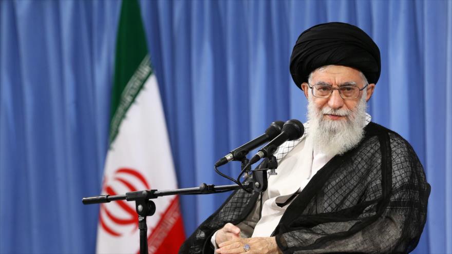 El Líder de la Revolución Islámica de Irán, el ayatolá Seyed Ali Jamenei, en un encuentro con estudiantes iraníes, 7 de junio de 2017. 