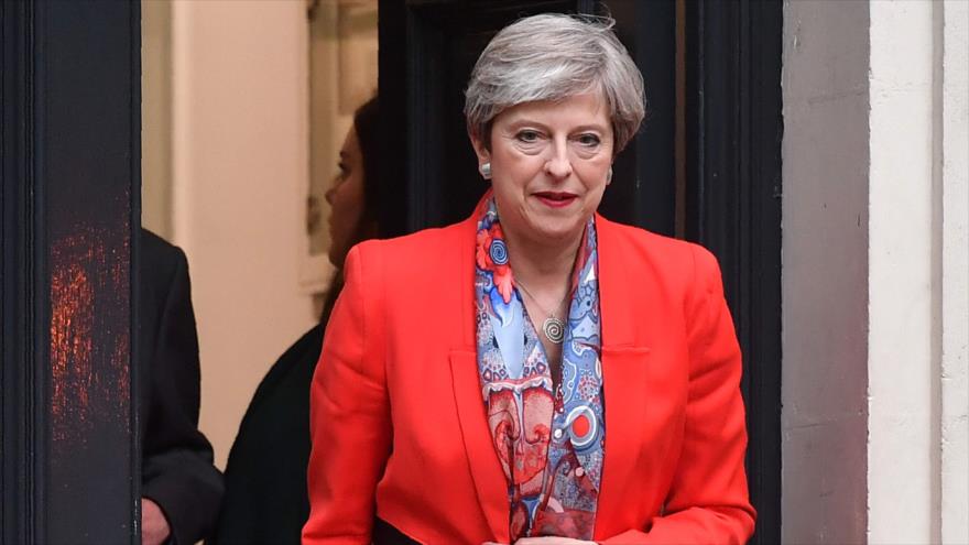 La primera ministra del Reino Unido, Theresa May, abandona la sede del Partido Conservador en Londres, 9 de junio de 2017.
