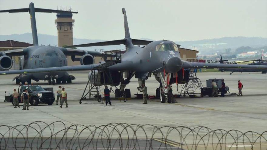 Un bombardero B-1B de EE.UU. (dcha.) y un avión C-17 Globemaster en la base estadounidense de Osan, 23 de septiembre de 2016.