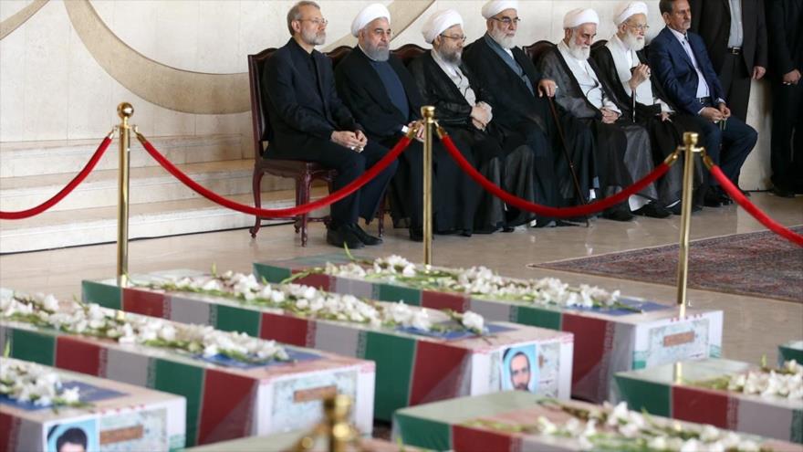 Autoridades iraníes participan en honras fúnebres de los mártires de los atentados terroristas en Teherán, 9 de junio de 2017.