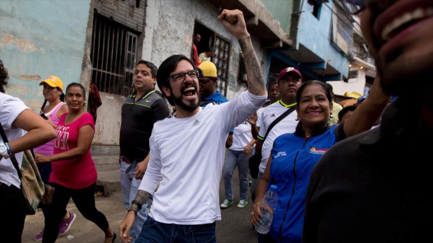 El diputado opositor Miguel Pizarro (centro), saluda a partidarios durante un mitin en Caracas, capital, 12 de diciembre de 2015.