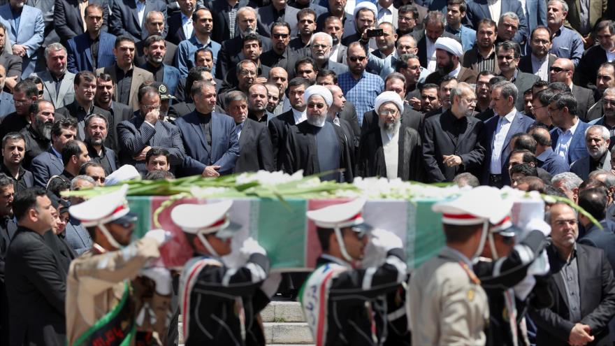 Autoridades iraníes presentes en el funeral de los mártires que murieron en el doble atentado terroristas en Teherán (capital), 9 de junio de 2017.