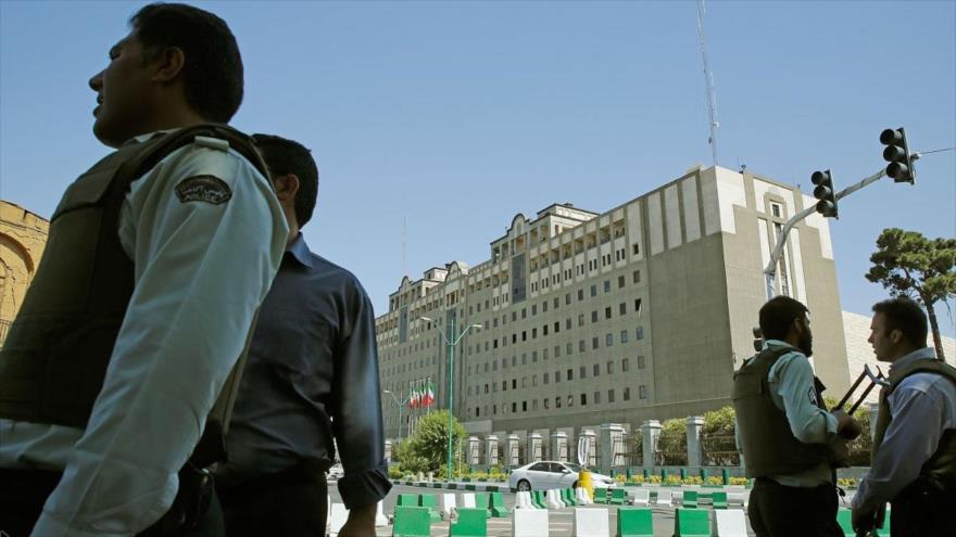 Policías iraníes desplegados a las afueras del Parlamento en Teherán, la capital, 7 de junio de 2017.