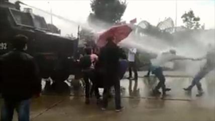Policía colombiana reprime protesta pacífica de docentes