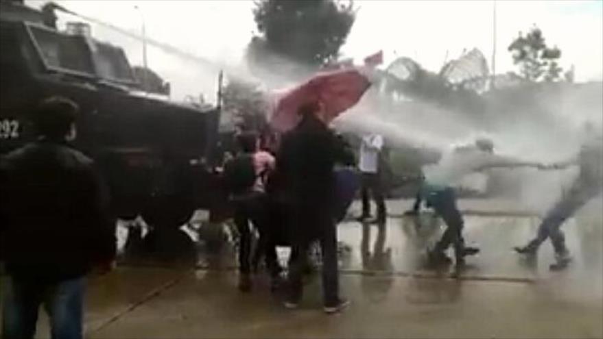 Policía colombiana reprime protesta pacífica de docentes