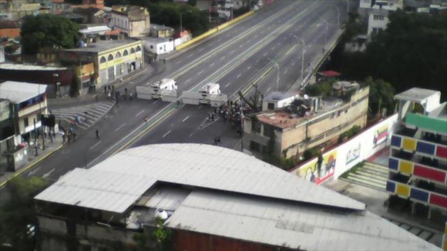La Policía bloquea la Avenida Baralt de Caracas que da acceso al Tribunal Supremo de Justicia, 9 de junio de 2017. 