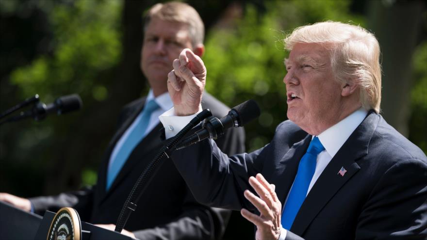 El presidente de EE.UU., Donald Trump (dcha.), en una rueda de prensa conjunta con su par rumano, Klaus Iohannis, Washington, 9 de junio de 2017.