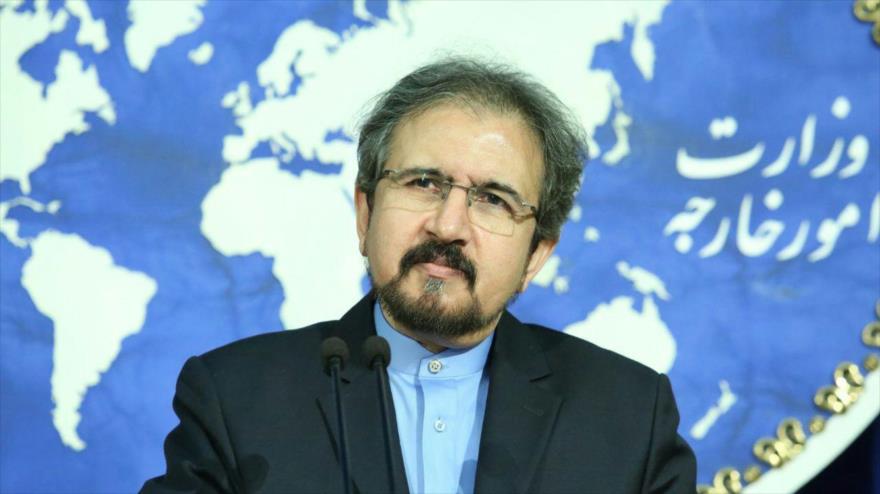 El portavoz de la Cancillería iraní, Bahram Qasemi, asiste a una rueda de prensa en Teherán, la capital.