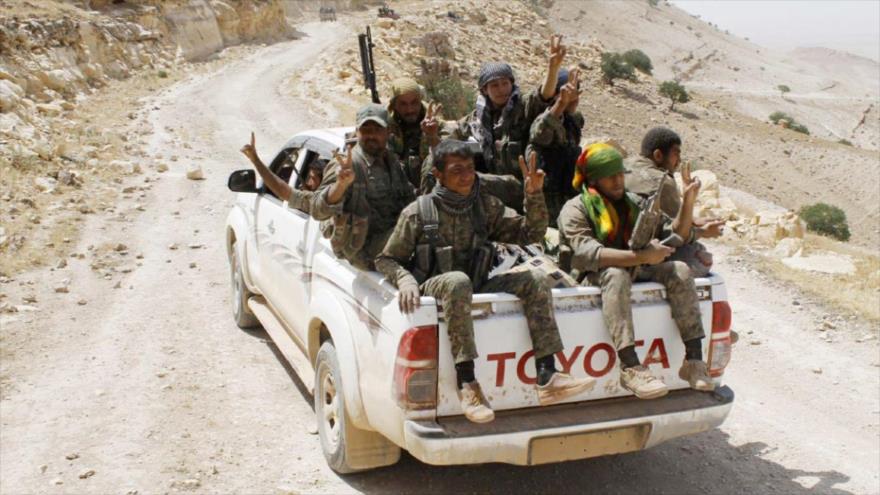 Combatientes de las Fuerzas Democráticas Sirias (FDS) avanzan hacia Al-Raqa.