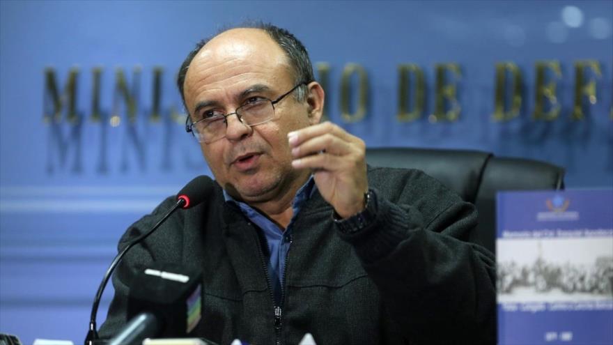 El ministro de Defensa de Bolivia, Reymi Ferreira, habla con la prensa.