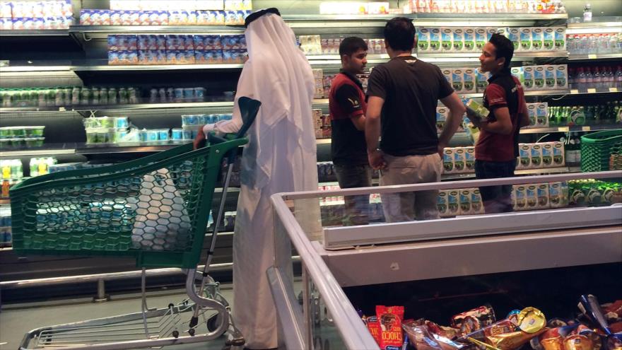 Clientes en un supermercado de Al-Meera en Doha, la capital de Catar, 10 de junio de 2017.