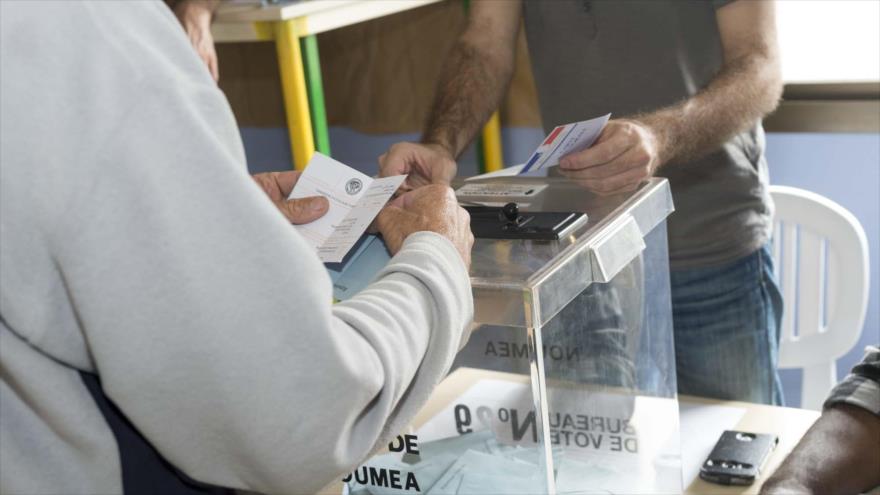 La gente acude a las urnas en Numea, capital del territorio francés de ultramar Nueva Caledonia, 11 de junio de 2017.