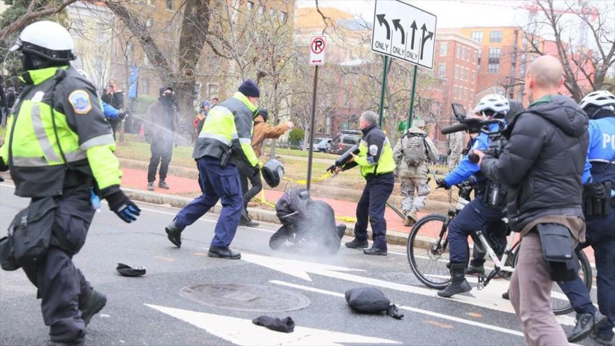 Agentes de policía arrestan a un manifestante en una calle en Washington durante una protesta anti-Trump, 20 de enero de 2017.