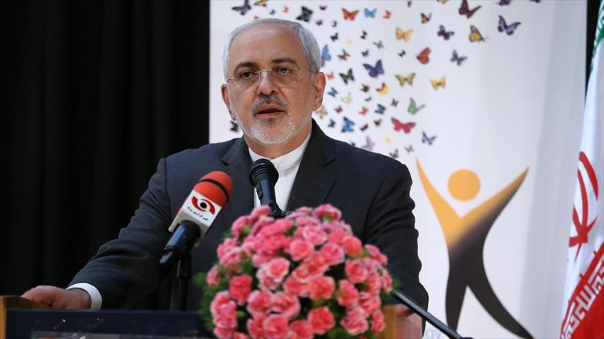 El ministro iraní de Asuntos Exteriores, Mohamad Yavad Zarif, ofrece un discurso durante una ceremonia en Teherán, 25 de mayo de 2017.