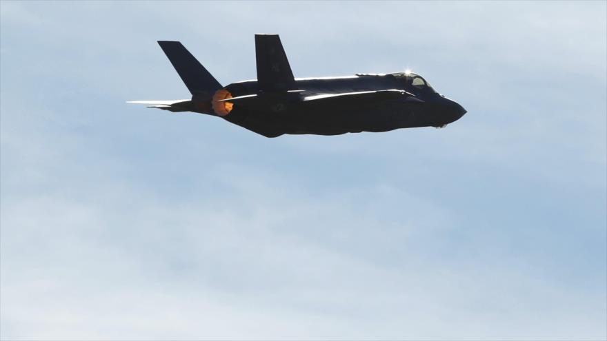 Avión de combate estadounidense F-35 vuela durante una misión de entrenamiento en el estado de Utah, oeste de EE.UU., 15 de marzo de 2017.
