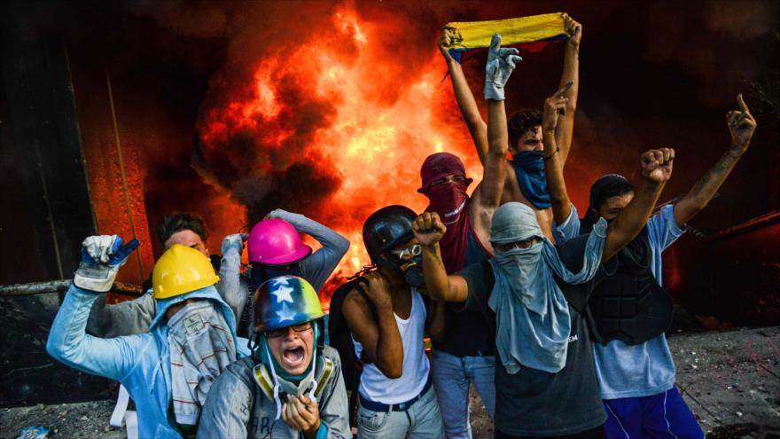 Opositores venezolanos queman agencia bancaria en Caracas