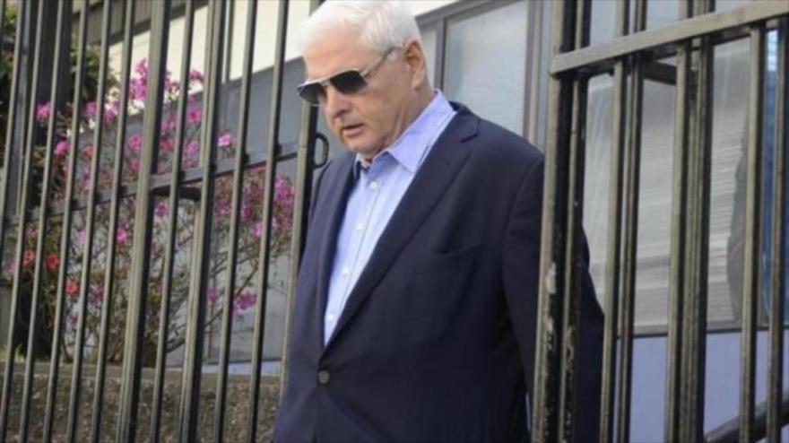 El expresidente panameño Ricardo Martinelli sale del Parlamento Centroamericano tras una sesión plenaria en la ciudad de Guatemala, enero de 2015.