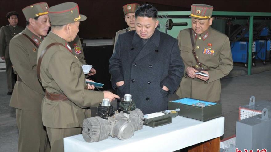 El líder norcoreano, Kim Jong-Un, mira un pequeño motor que supuestamente se utiliza en un avión no tripulado.