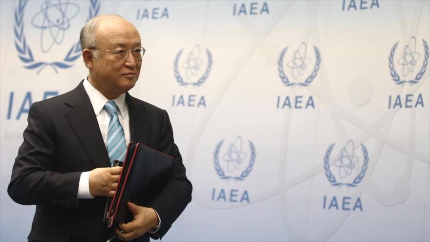 El director general de la Agencia Internacional de Energía Atómica (AIEA), Yukiya Amano, sale de una reunión de la Agencia.