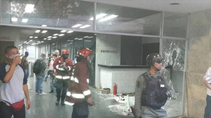Encapuchados atacan el Ministerio de Vivienda de Venezuela