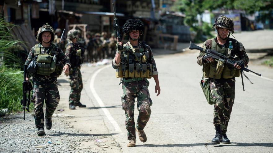 Fuerzas del Ejército de Filipinas patrullan en las calles de Marawi, 13 de junio de 2017.