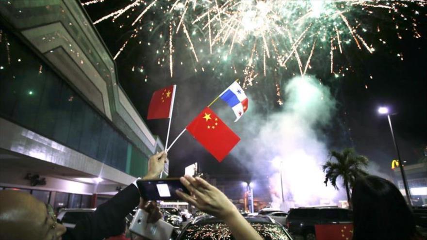 Celebran en el territorio panameño el inicio de las relaciones diplomáticas entre el país centroamericano y China, 12 de junio de 2017.