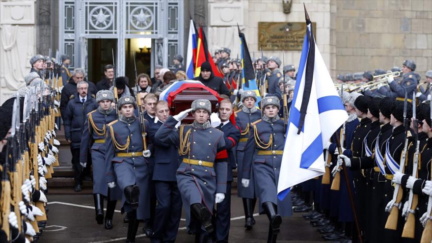 Ceremonia fúnebre para el asesinado embajador ruso en Turquía, Andrei Karlov, en el edificio del Ministerio de Exteriores de Rusia en Moscú, 22 de diciembre de 2016.