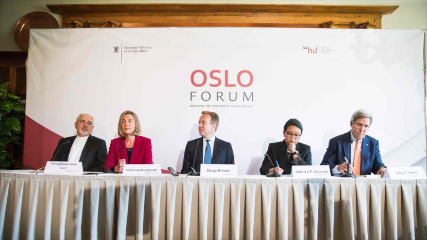 El canciller iraní, Mohammad Yavad Zarif (1º de la izda.), asiste a la apertura del Oslo Forum 2017, en Noruega, 13 de junio de 2017.