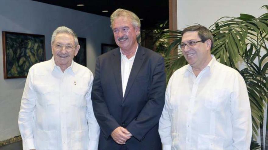 El presidente cubano, Raúl Castro (izda.), recibe al canciller de Luxemburgo, Jean Asselborn (centro), en La Habana, 12 de junio de 2017.