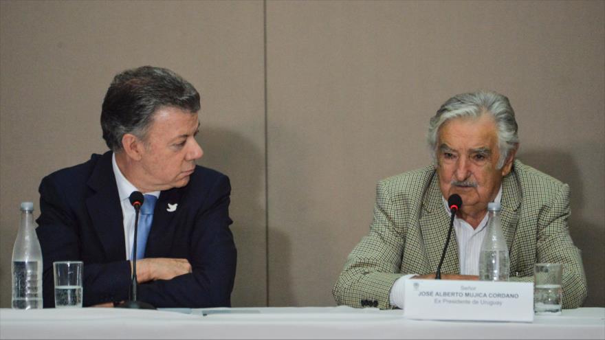 El expresidente uruguayo José Mujica (dcha.) y el presidente colombiano, Juan Manuel Santos, durante un acto en Colombia, 30 de marzo de 2017.