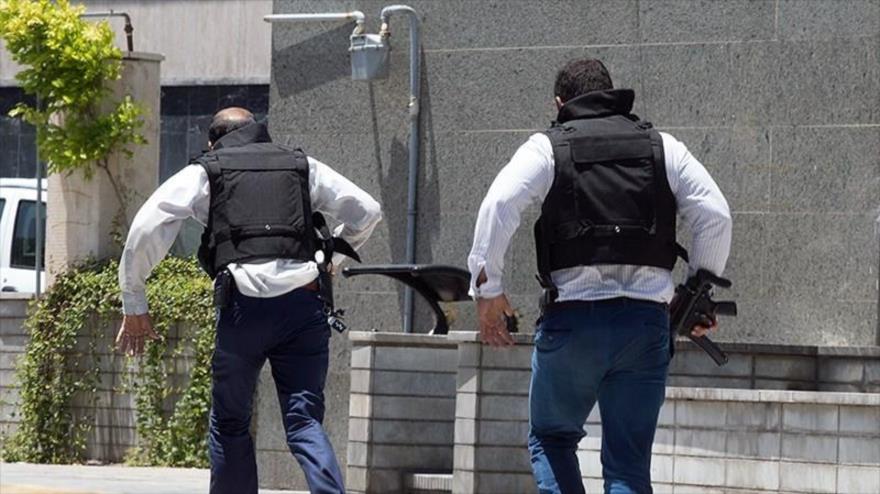 Fuerzas de seguridad iraníes desplegados fuera del Parlamento iraní durante un ataque terrorista en el complejo, 7 de junio de 2017.