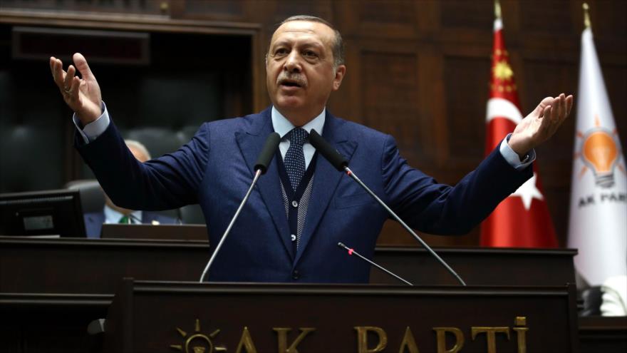 El presidente turco, Recep Tayyip Erdogan, ofrece discurso ante diputados de su partido ‘AKP’ en Ankara, la capital de Turquía, 13 de junio de 2017.