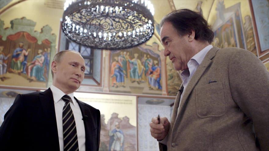 El presidente ruso, Vladimir Putin (izqda.), y el cineasta estadounidense Oliver Stone, en un momento del documental ‘Las entrevistas de Putin’.