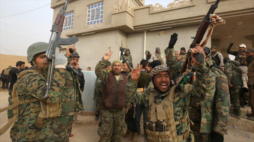 Las fuerzas populares iraquíes celebran tras entrar en la aldea de Shwah, en Tal Afar, 13 de diciembre de 2016.