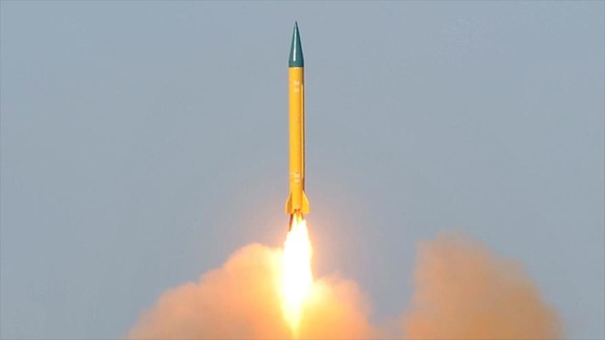 Momento de lanzamiento del misil iraní Shahab-3 durante una maniobra militar.