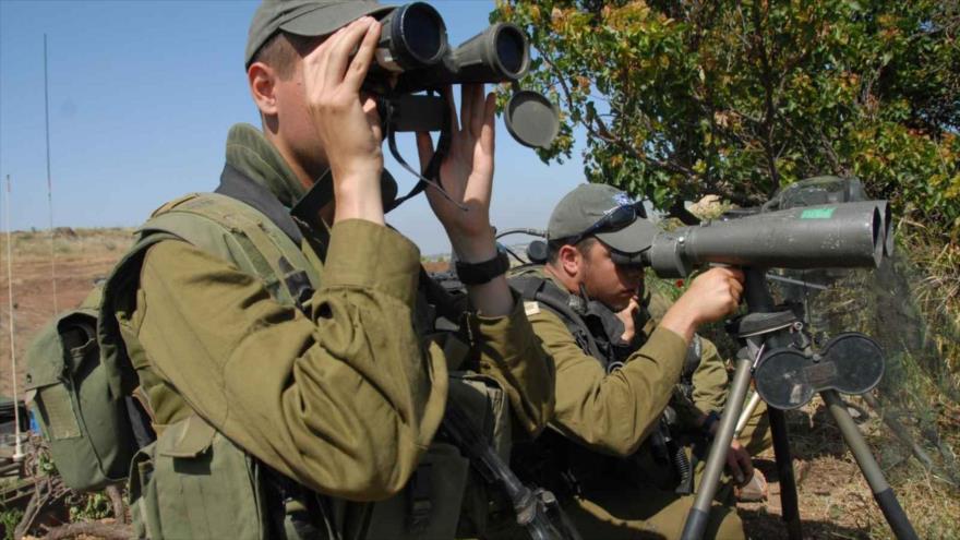 Los soldados israelíes monitorean las actividades de los palestinos en los territorios ocupados.