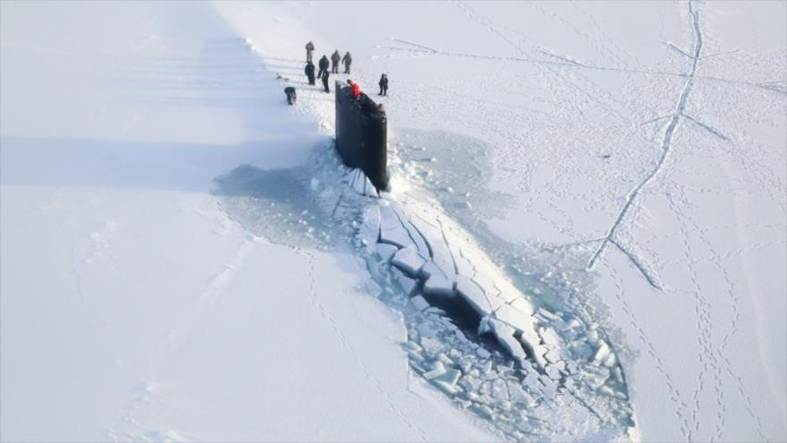 Submarino estadounidense USS Hampton durante un ejercicio militar en el océano Ártico, marzo de 2014.