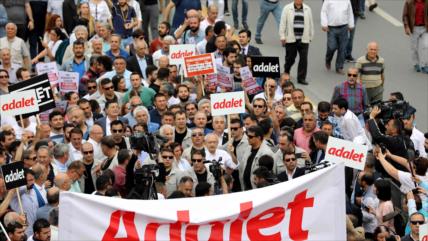 Turcos marchan para exigir ‘justicia’ para los presos políticos