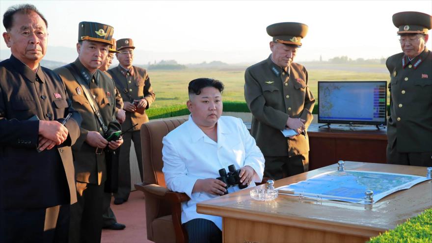El líder norcoreano, Kim Jong-Un (c), inspeccionó la prueba de un nuevo sistema antiaéreo por la Academia de Ciencias de la Defensa Nacional en un lugar no revelado, 28 de mayo de 2017.