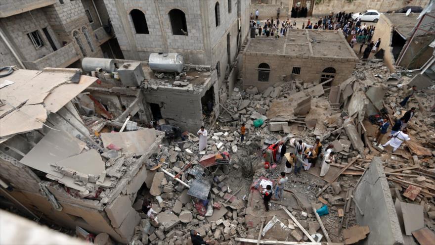 Yemeníes en medio de los escombros de edificios destruidos en un ataque saudí, Saná (capital), 9 de junio de 2017.